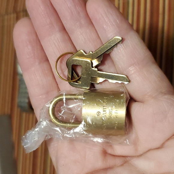 LV lock and keys - Picture 2 of 2